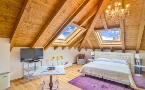 - une chambre avec un grand lit et une télévision dans l'établissement Villa Massari, à Milan