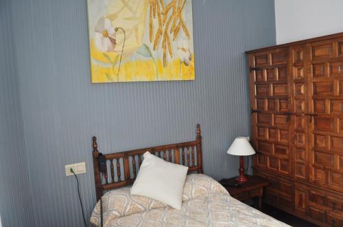 a bedroom with a bed and a picture on the wall at Casa Barranqueiro in Vilaboa