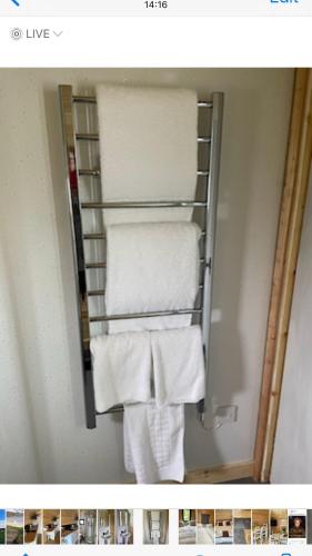 wieszak na ręczniki w łazience z białymi ręcznikami w obiekcie Hare's Warren w mieście Bathgate