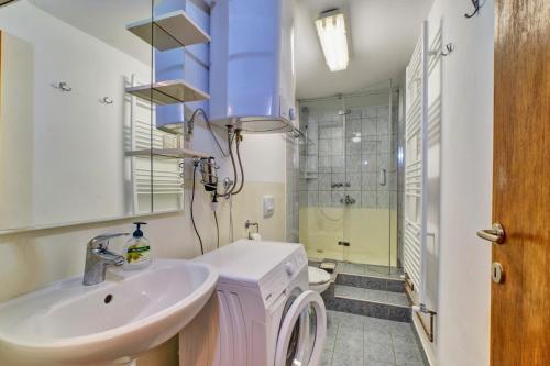 Kúpeľňa v ubytovaní Studio apartment in Nerezine with balcony, air conditioning, WiFi, washing machine (4827-4)