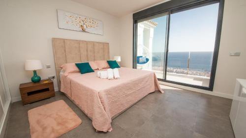 una camera con letto e vista sull'oceano di Blue Suites B2-304 a Manilva