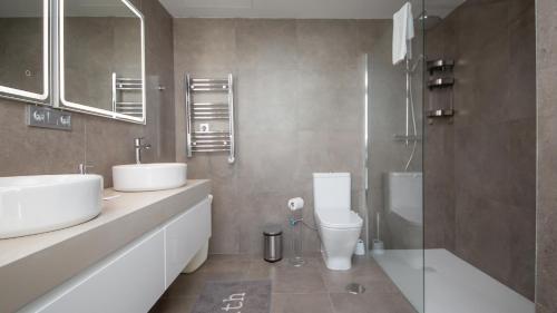 bagno con 2 lavandini, servizi igienici e doccia di Blue Suites B2-304 a Manilva