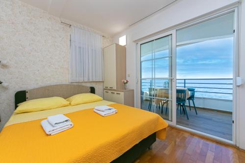 Posteľ alebo postele v izbe v ubytovaní Apartment in Drasnice with sea view, terrace, air conditioning, WiFi 4992-1