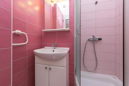 Kúpeľňa v ubytovaní Apartment in Drasnice with sea view, terrace, air conditioning, WiFi 4992-1