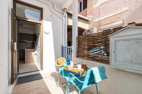 d'une petite terrasse avec une table et des chaises sur un balcon. dans l'établissement La Maison Du Pêcheur, à Cagnes-sur-Mer