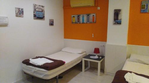 Postel nebo postele na pokoji v ubytování Granada Old Town Hostel