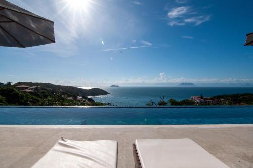 uma vista para o oceano a partir de uma villa em Buzios Mar Hotel em Búzios