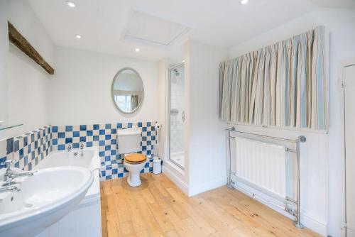ein Badezimmer mit einer Badewanne, einem Waschbecken und einem WC in der Unterkunft Ivy House Mells in Halesworth