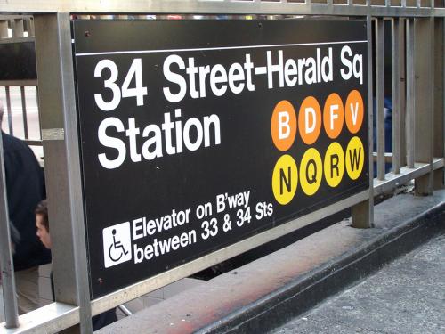 Et logo, certifikat, skilt eller en pris der bliver vist frem på NYC Empire Apartments