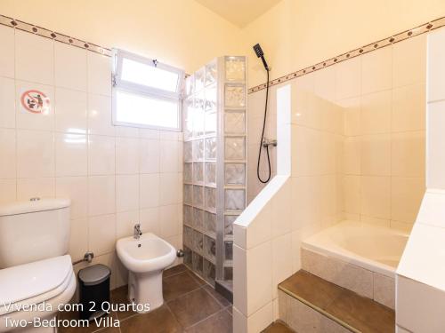 La salle de bains est pourvue de toilettes, d'une baignoire et d'un lavabo. dans l'établissement Akivillas Loulé Village, à Loulé