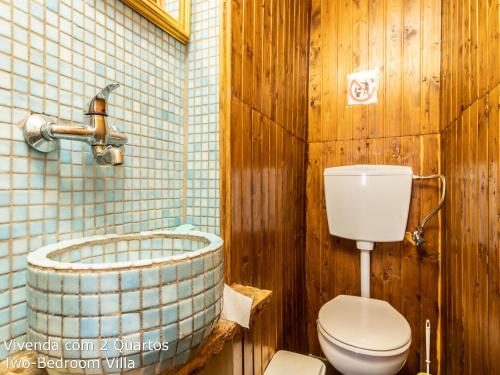 La salle de bains est pourvue de toilettes et d'une baignoire. dans l'établissement Akivillas Loulé Village, à Loulé