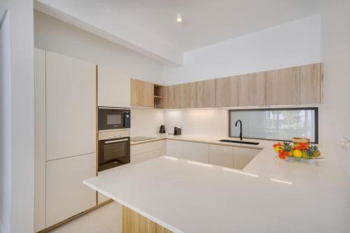 Una cocina o zona de cocina en Exclusive beachfront apartment