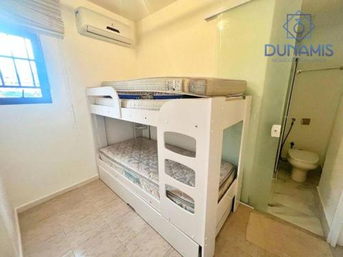 グアルジャにあるGuaruja Pitangueirasのトイレ付きの客室の白い二段ベッド1台分です。