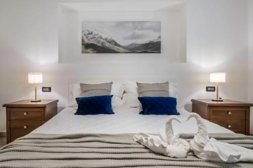 ein Schlafzimmer mit einem großen Bett mit zwei Nachttischen in der Unterkunft App in Villa con Piscina - 45 min Venezia - Zona Unesco in San Pietro di Feletto