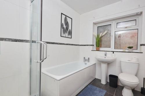 ein weißes Bad mit einem WC und einem Waschbecken in der Unterkunft Central Nottingham house in Nottingham