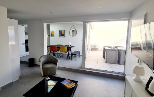 Zdjęcie z galerii obiektu MAGNIFIQUE APPARTEMENT T4 GRAND STANDING - VUE MER PANORAMIQUE ET PISCINE w mieście Bandol