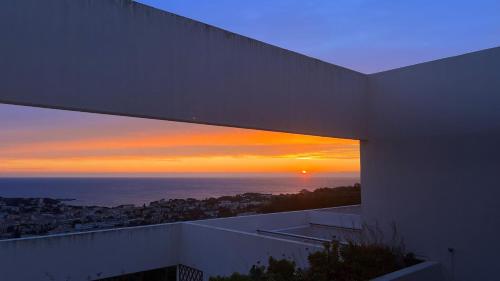 a view of a sunset from a building at MAGNIFIQUE APPARTEMENT T4 GRAND STANDING - VUE MER PANORAMIQUE ET PISCINE in Bandol