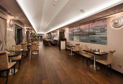 a restaurant with tables and chairs in a room at Dedeman Bostanci Istanbul Hotel & Convention Center in Istanbul