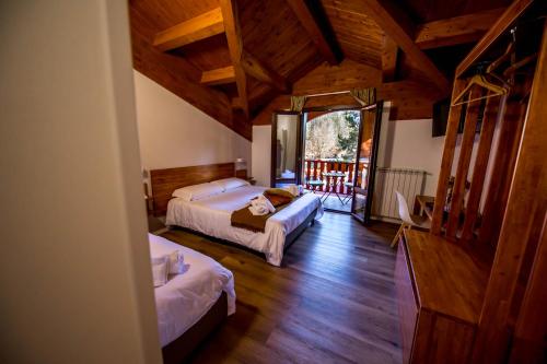 um quarto com 2 camas num quarto com tectos em madeira em Parco Hotel Granaro em Sorbo San Basile