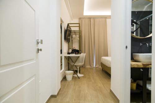 een kamer met een badkamer met een wastafel en een bed bij Galileo Suite in Trani