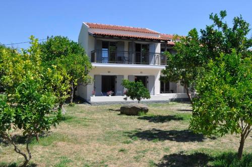 Сад в Orange Grove Suites