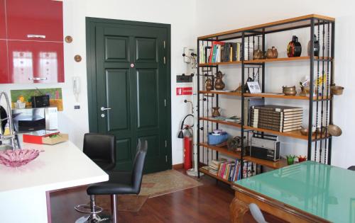 a green door in a room with a desk at Torre del Po - locazione breve in Guarda Veneta
