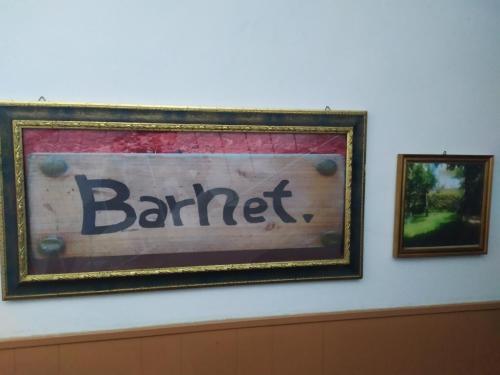 ein Bild eines Barrett-Schildes an einer Wand in der Unterkunft Barnet House Lamezia in Lamezia Terme
