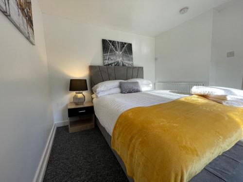 Un pat sau paturi într-o cameră la Traditional with Views