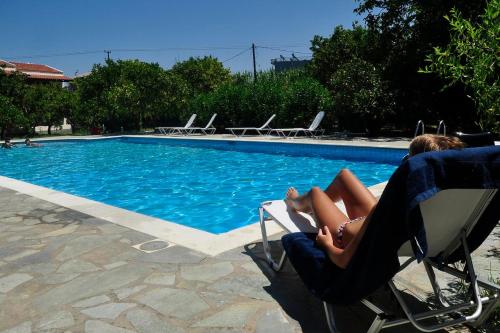Бассейн в Orange Grove Suites или поблизости