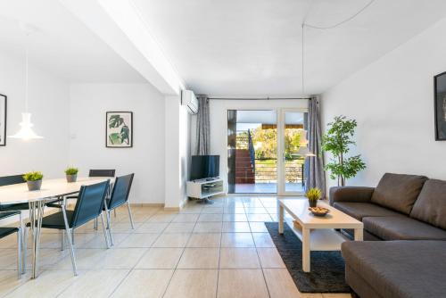 Casa Torremuelle I - 2-Bedroom Holiday Home with Pool, BBQ & Terrace
