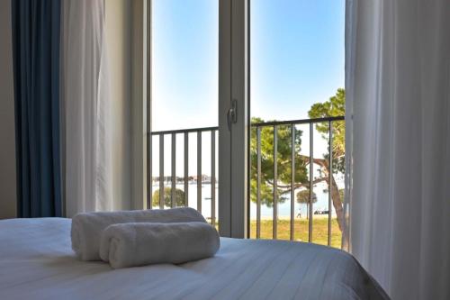 烏馬格的住宿－Royal Blue Suite，一间卧室设有一张床,享有阳台的景色
