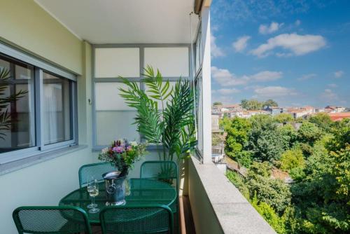Sunny and Spacious House, 4BD 3Bath Downtown Porto