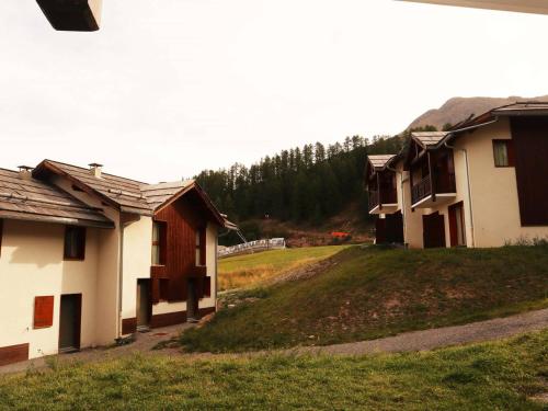 Chalet mitoyen aux Orres avec piscine chauffée, sauna, hammam - skis aux pieds - 6 pers. - FR-1-322-110