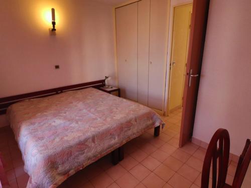 - une chambre avec un lit et une porte menant à un placard dans l'établissement Appartement 38m² avec piscine, parking, WiFi à Sète - 4 personnes, 2 pièces - FR-1-472A-139, à Sète