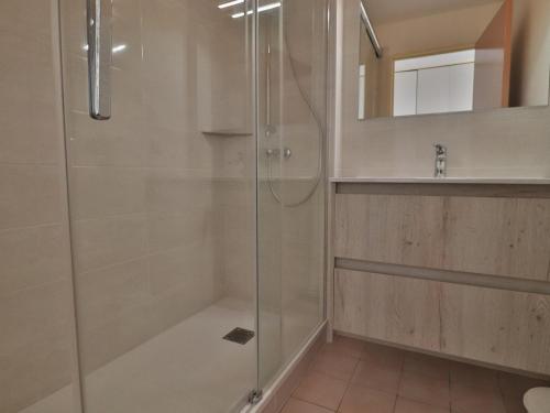une douche avec une porte vitrée dans une salle de bain dans l'établissement Appartement 38m² avec piscine, parking, WiFi à Sète - 4 personnes, 2 pièces - FR-1-472A-139, à Sète