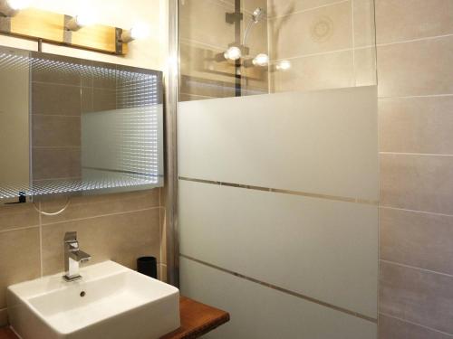 une salle de bain avec un lavabo et un miroir dans l'établissement Studio équipé 4 pers au pied des pistes - FR-1-322-479, aux Orres