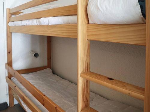 quelques lits superposés dans une chambre dans l'établissement Studio équipé 4 pers au pied des pistes - FR-1-322-479, aux Orres