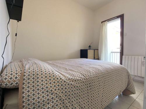 sypialnia z łóżkiem z kołdrą w obiekcie Appartement 2 pièces avec balcon, piscine, proche plage à Dolus-d'Oléron - 4 couchages - FR-1-246A-182 w mieście Dolus d'Oléron