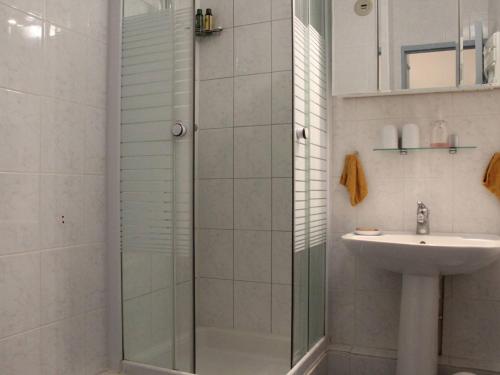 łazienka z prysznicem i umywalką w obiekcie Appartement 2 pièces avec balcon, piscine, proche plage à Dolus-d'Oléron - 4 couchages - FR-1-246A-182 w mieście Dolus d'Oléron