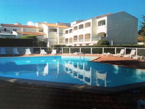 une piscine devant un immeuble dans l'établissement Appartement 2 pièces avec balcon, piscine, proche plage à Dolus-d'Oléron - 4 couchages - FR-1-246A-182, à Dolus-d'Oléron