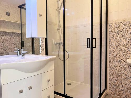 une salle de bain avec un lavabo et une douche dans l'établissement Appartement en bord de mer 2 pièces - 5 couchages - Le Lavandou - FR-1-251-430, au Lavandou