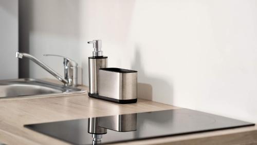 - un évier de cuisine avec un distributeur de savon dans l'établissement Dante 138 Class rooms & apartments, à Bari