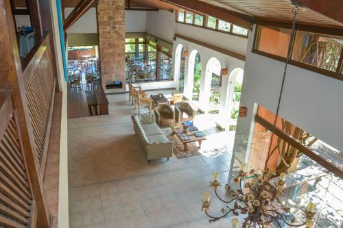 uma vista superior de uma sala de estar numa casa em Casarão Alpina em Mucugê