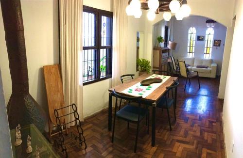 a living room with a dining room table and chairs at Nossa Casa Novo Hamburgo in Novo Hamburgo