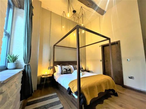 Marske Stables, Yorkshire Dales في Marske: غرفة نوم مع سرير مظلة في غرفة
