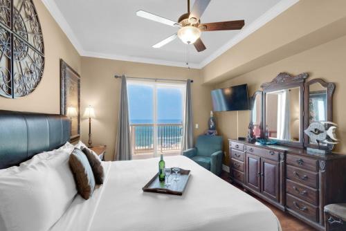 een slaapkamer met een bed, een dressoir en een spiegel bij Sunrise Beach 511 in Panama City Beach