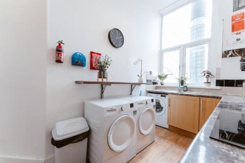 倫敦的住宿－Bethnal Green beds to stay，白色洗衣房配有洗衣机和烘干机