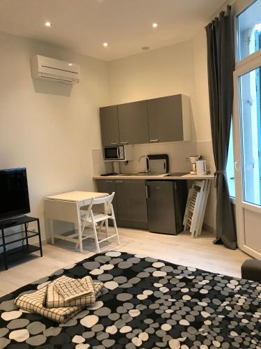 un salon avec une cuisine et une table dans l'établissement Cannes center, à Cannes