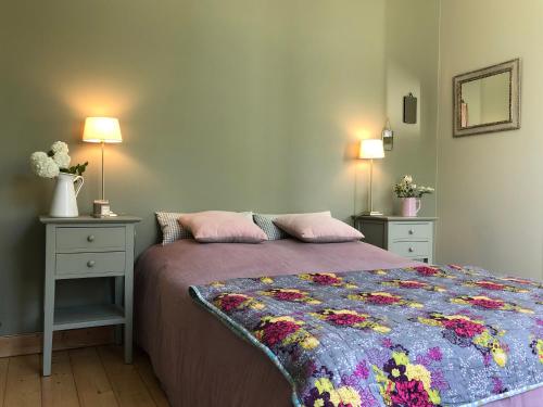 Un pat sau paturi într-o cameră la Maison M, chambre privée accès jardin piscine et jacuzzi près de La Rochelle