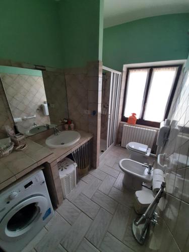 bagno con 2 lavandini e lavatrice di La Voce della Natura a Fermo